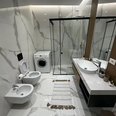 Golden Center Apartment *